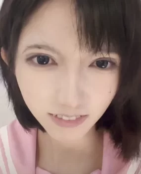 混血有虎牙的小妹妹