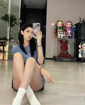 免税店专柜身材好肌肤好美少女兼职一段时间