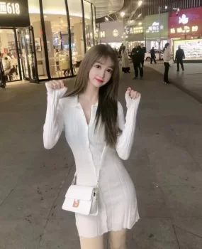 教画画的艺术班清纯唯美身材匀称小仙女