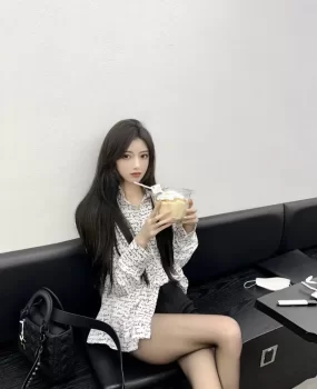 刚刚参加工作不久高铁上实习卖咖啡奶茶小姐姐